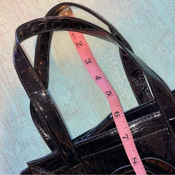 Black alligator-look vinyl purse w/ 3-D flowe design. Magnetic closure snap - Picture 10 of 10